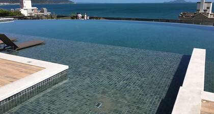 Fit neues Design - Spielbereich mit Infinity-Pool und spektakulärer Aussicht