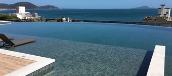 Passa in i ny design - lekplats med infinitypool och spektakulÀr utsikt