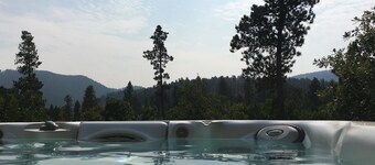 Komplett med badestamp, vintage biljardbord, bålgrop og innendørs peis