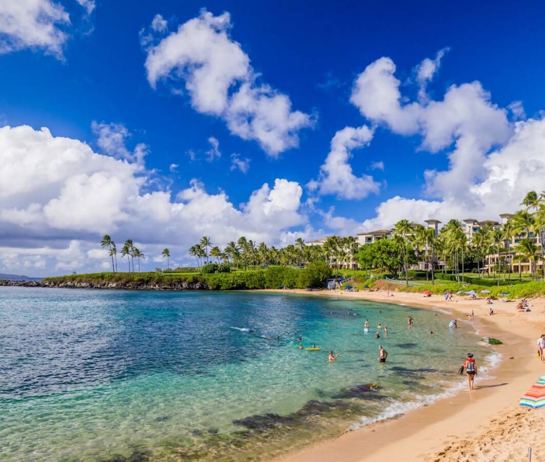 Vlak bij het strand, ligstoelen aan het strand, strandlakens