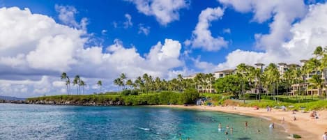Vlak bij het strand, ligstoelen aan het strand, strandlakens