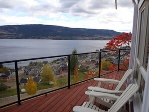 Property grounds - Bella Cottage @ La Casa Lakeside Resort, 180 Degree View Of Lake Okanagan. (Kelowna)