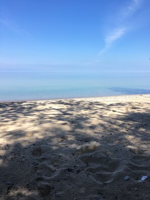 En la playa, camastros y toallas de playa 