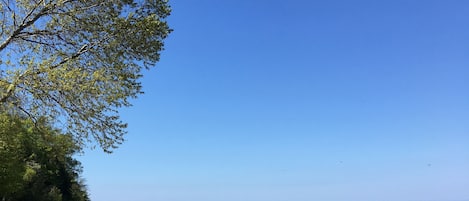 På stranden, solstolar och strandhanddukar