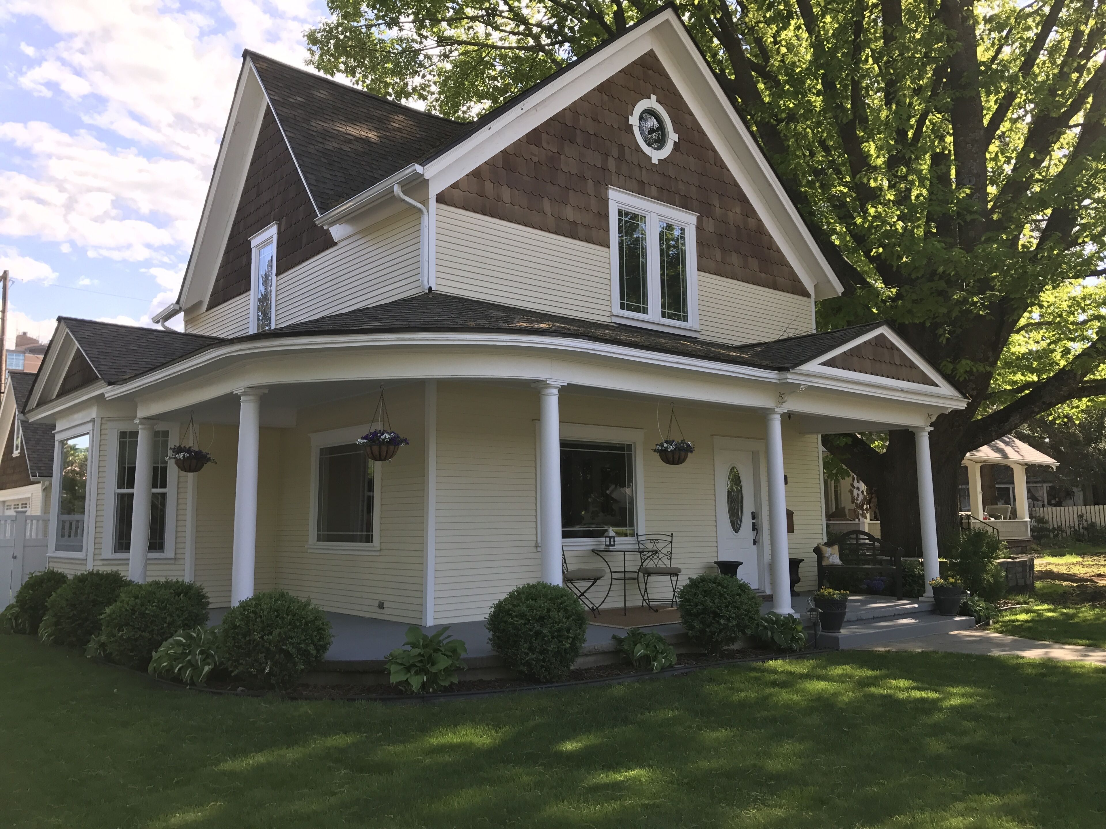 Maison De Fleur - Large, Fully Remodeled Victorian Home Steps from Sherman Ave.