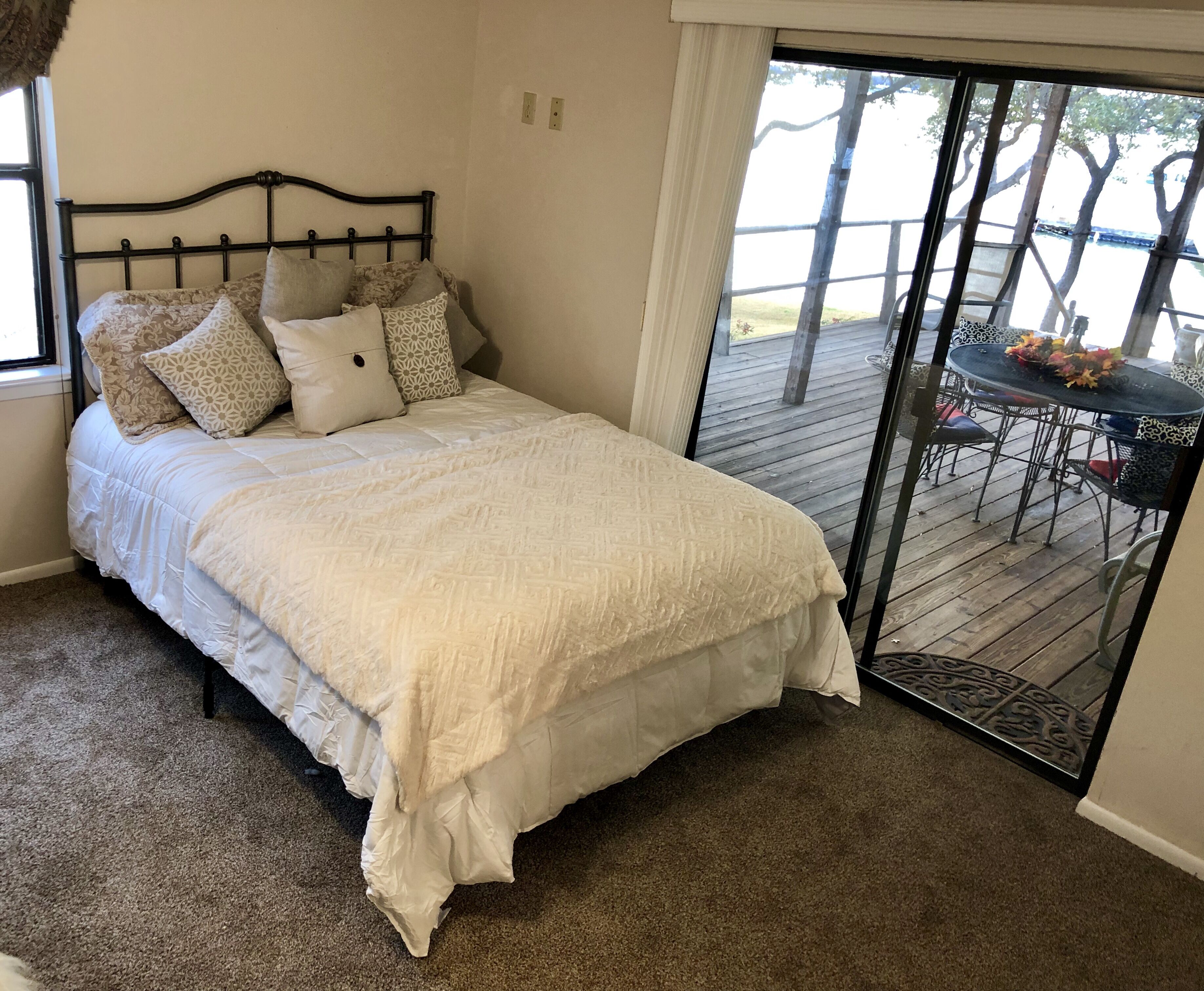 3 bedrooms, bed sheets