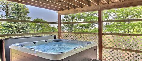 Outdoor spa tub