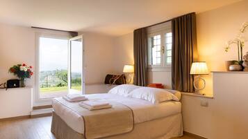 1 habitación, tabla de planchar con plancha y cuna de viaje