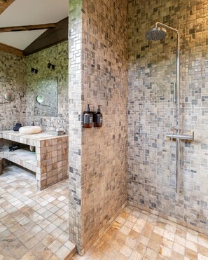 Doccia, asciugacapelli, bidet, asciugamani
