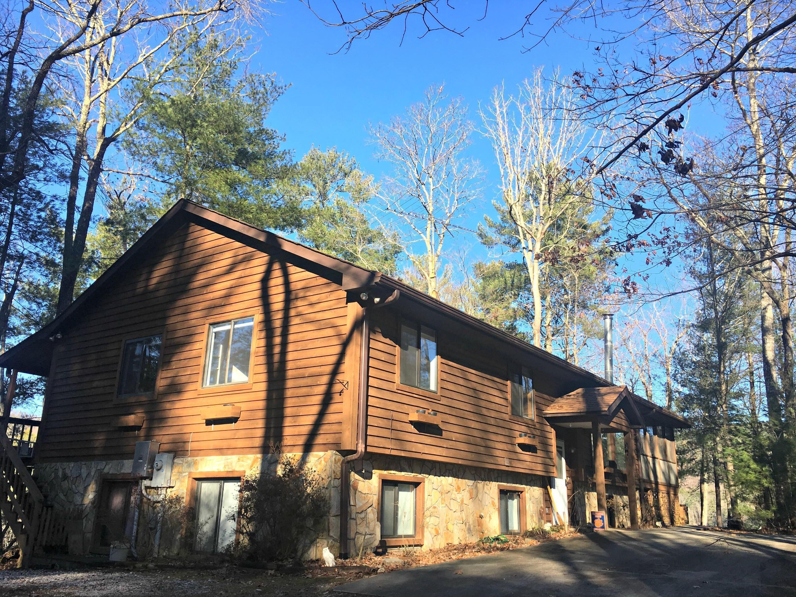 Peaceful Lake Retreat for up to 16 guests featuring gorgeous fall foliage.