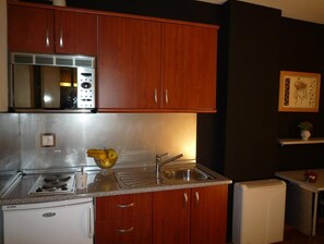 Een magnetron, kookgerei, borden en bestek