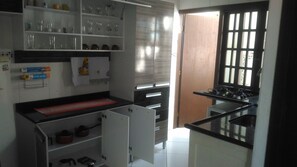 Geladeira, cooktop, talheres/pratos/utensílios de cozinha