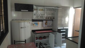 Geladeira, cooktop, talheres/pratos/utensílios de cozinha