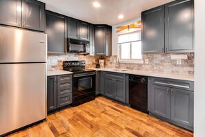Fridge, microwave, oven, stovetop - Red Sled at Hi Country Haus - 2 bed, 2 bath with a shuttle stop. (Winter Park)