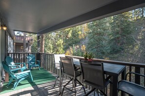 Outdoor dining - Red Sled at Hi Country Haus - 2 bed, 2 bath with a shuttle stop. (Winter Park)