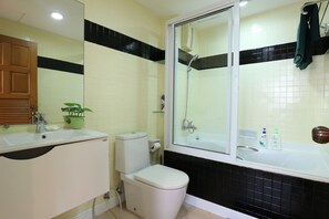 Sèche-cheveux, serviettes fournies, shampoing, papier toilette