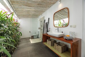 Ducha, secador de pelo, bidet, toallas