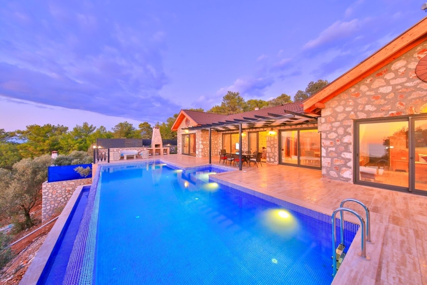 Luxurious 2 Bedroom Villa with Stunning Sea views