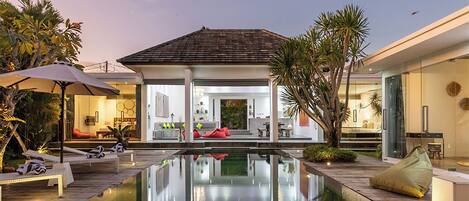 Außenpool, Liegestühle