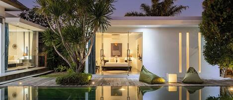 Piscine extérieure, chaises longues