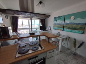 Fridge, microwave, oven, stovetop - F2 BEAUTIFUL VIEW PORT AND SEA, 20 METERS BEACH (Canet-En-Roussillon)
