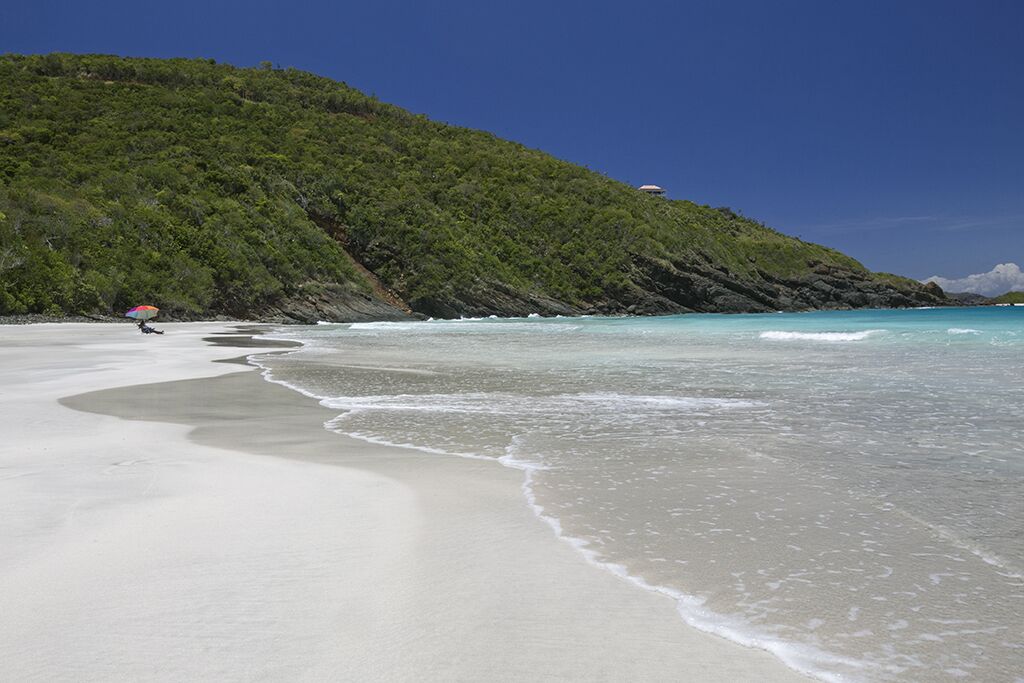 Plage à proximité, chaises longues, serviettes de plage