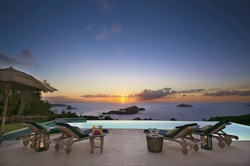 Langarra: Contemporary, Pristine Estate w/Endless View, 2 Semi-Private Beaches