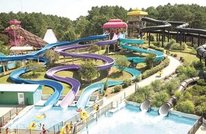 Un parque acuático con varias toboganes y una zona de piscina.