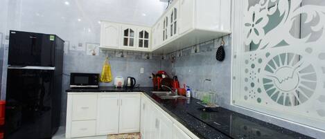 Fridge, cookware/dishes/utensils