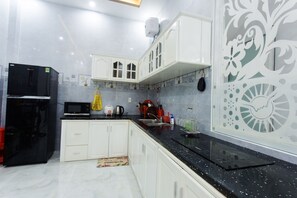 Kühlschrank, Kochgeschirr/Geschirr/Besteck