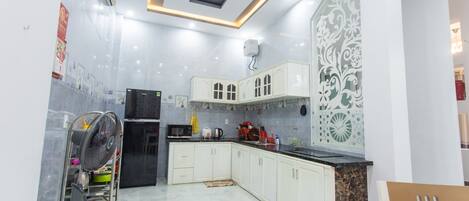 Réfrigérateur, batterie de cuisine, vaisselle et ustensiles