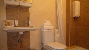 Une salle de bain avec un lavabo, des toilettes et une baignoire.