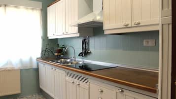 Fridge, microwave, oven, coffee/tea maker