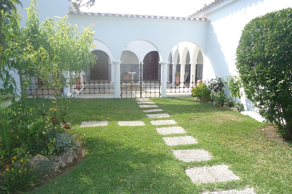 Spectacular villa with private pool near Vilamoura Marina -Free Wifi