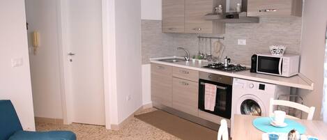 Kjøleskap, mikrobølgeovn, ovn og kokeplater