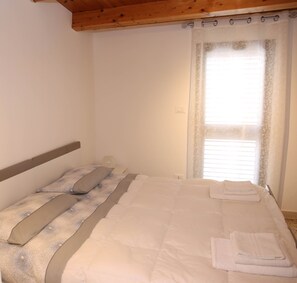 2 bedrooms, iron/ironing board, WiFi, bed sheets