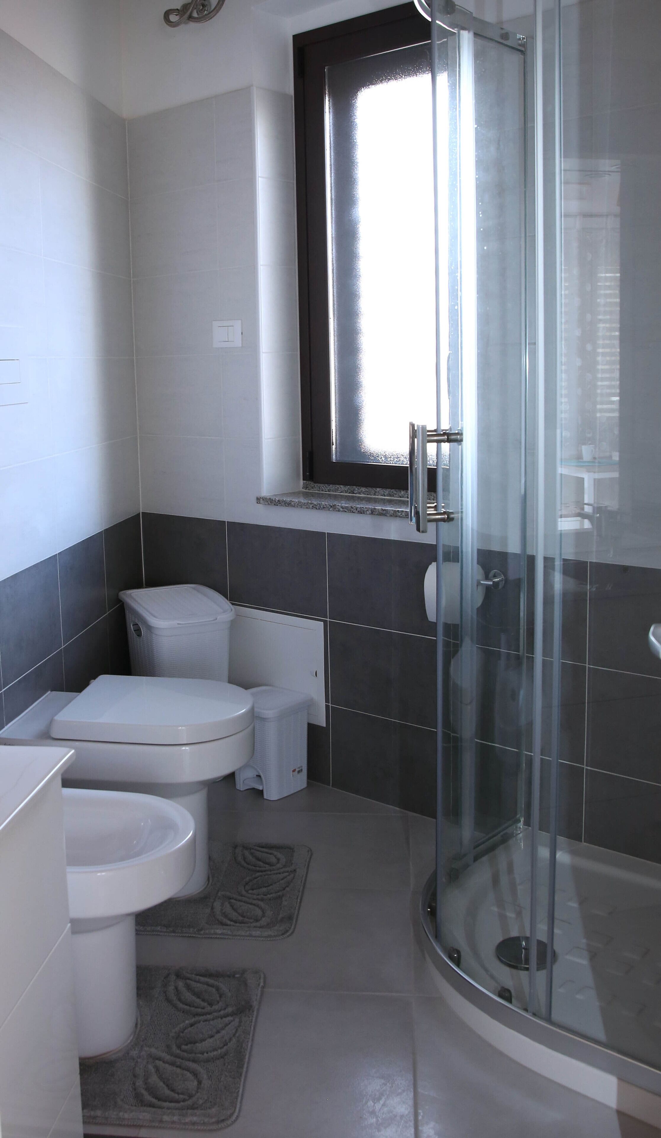 Een douche, een haardroger, een bidet, handdoeken