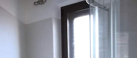 Dusche, Haartrockner, Bidet, Handtücher