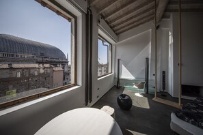 Interior - SPIRIT OF THE MOON   (Brescia)