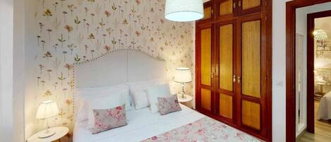 2 bedrooms, desk, iron/ironing board, travel crib