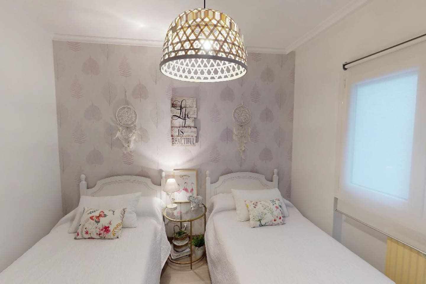 2 dormitorios, escritorio, tabla de planchar con plancha y cuna de viaje