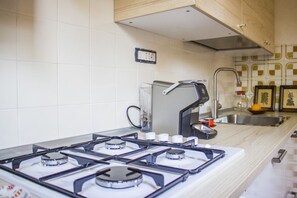 Geladeira, fogão, cooktop, lava-louças