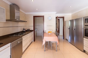 Kühlschrank, Mikrowelle, Ofen, Geschirrspüler