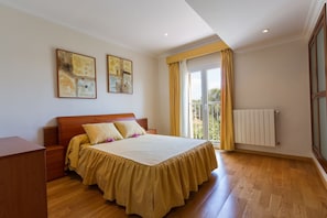 5 Schlafzimmer, Bügeleisen/Bügelbrett, Reisekinderbett, kostenloses WLAN