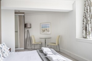 1 bedroom, iron/ironing board, internet - Cocoa Suites 45  - sleeps 2 guests  in studio apartment (York)