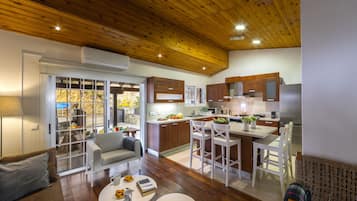 Villa | Dapur peribadi | Peti sejuk/penyejuk beku saiz penuh, ketuhar gelombang mikro, ketuhar