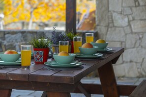 Outdoor dining - Platres Forest View Cottage (Platres)