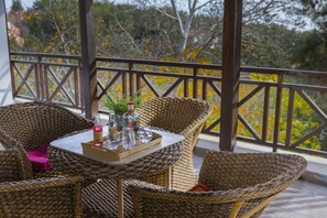 Villa | Balcony - Platres Forest View Cottage (Platres)