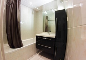 Badewanne, Haartrockner, Handtücher, Toilettenpapier