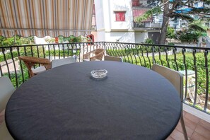 Outdoor dining - Casa Castagna in the centre of Sorrento (Sorrento)